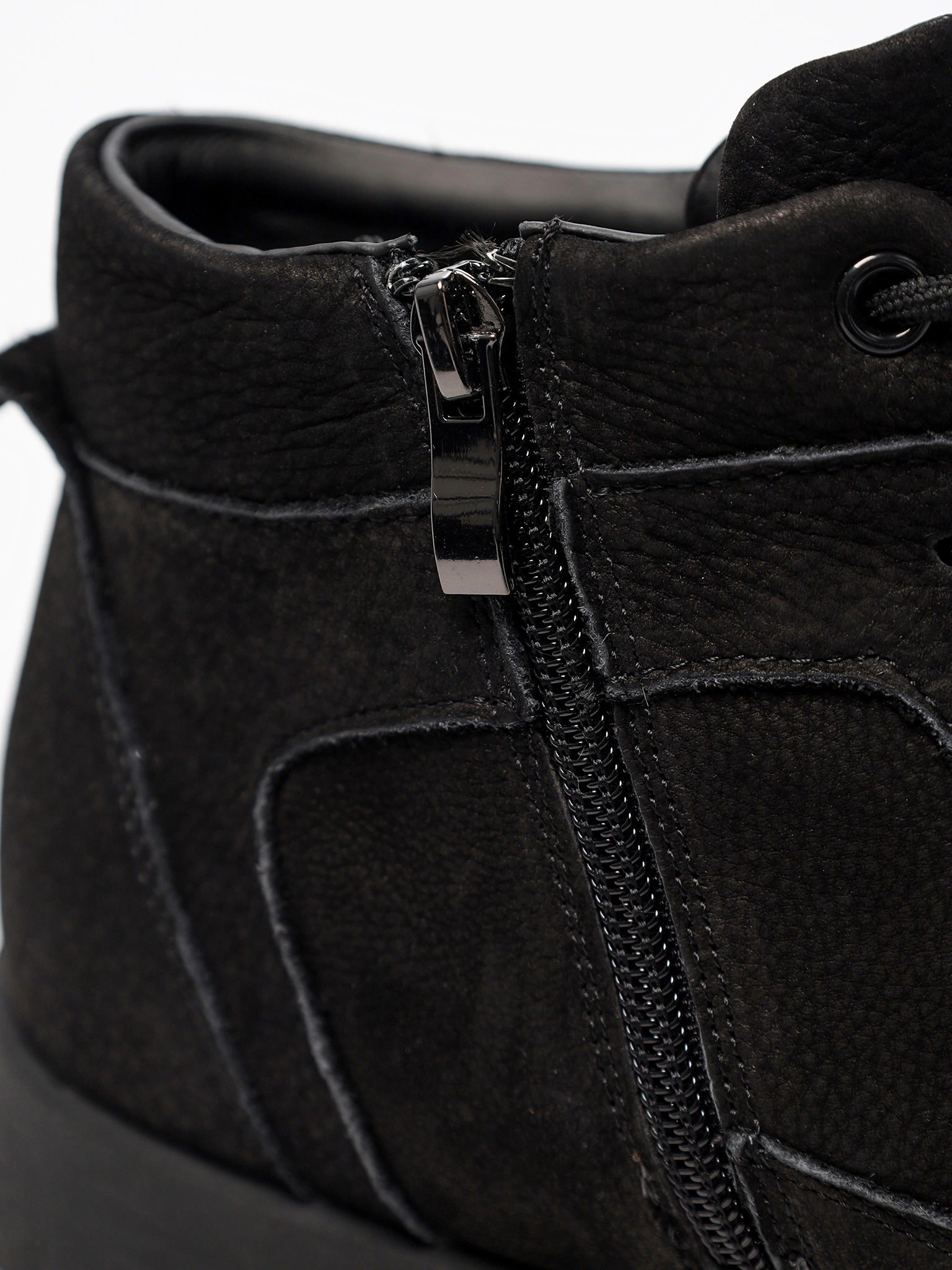 Кроссовки утепленные черного цвета на низкой подошве